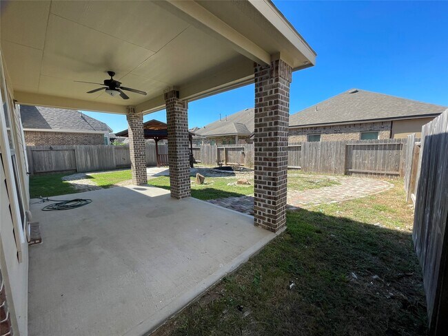 Building Photo - 627 Oak Cir Dr E