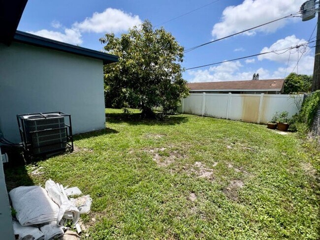Building Photo - 8640 Wilshire Dr