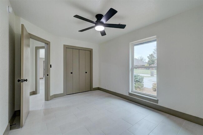 Building Photo - 3616 Burlington Dr