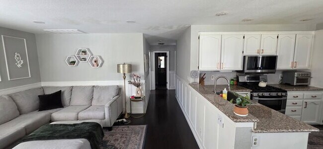 Building Photo - 430 Guinevere Ct