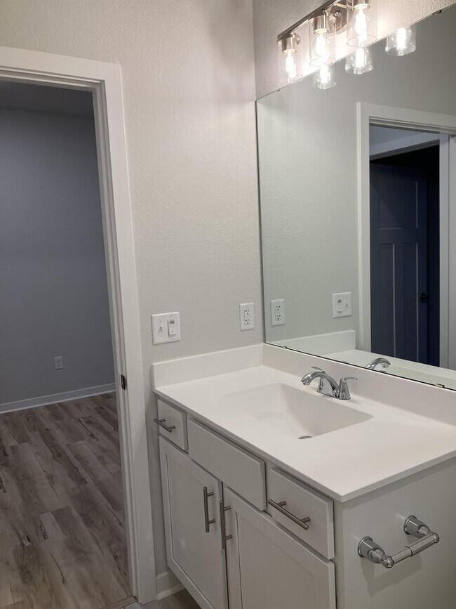 Building Photo - 993 Cascade Cir