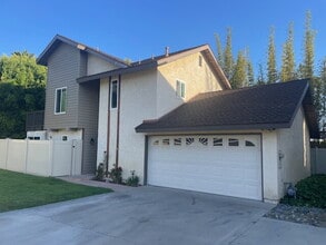 Building Photo - "Charming 3-Bed, 3-Bath Townhouse with Guest Suite & Fireplace in Carlsbad Oasis!"