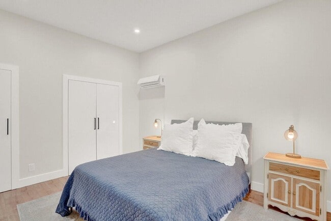 Building Photo - 727 Fernwood Dr