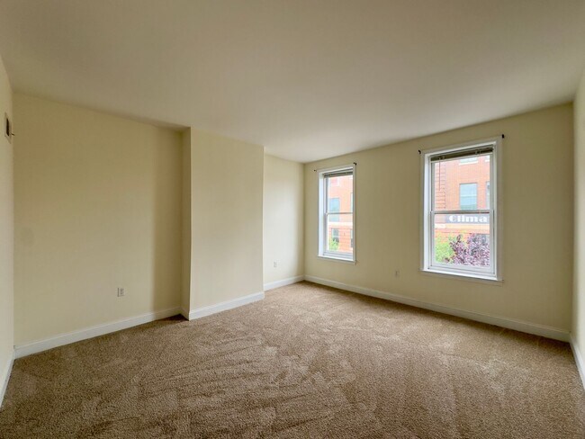 Building Photo - Inviting 3-Bedroom Single Family Townhome ...