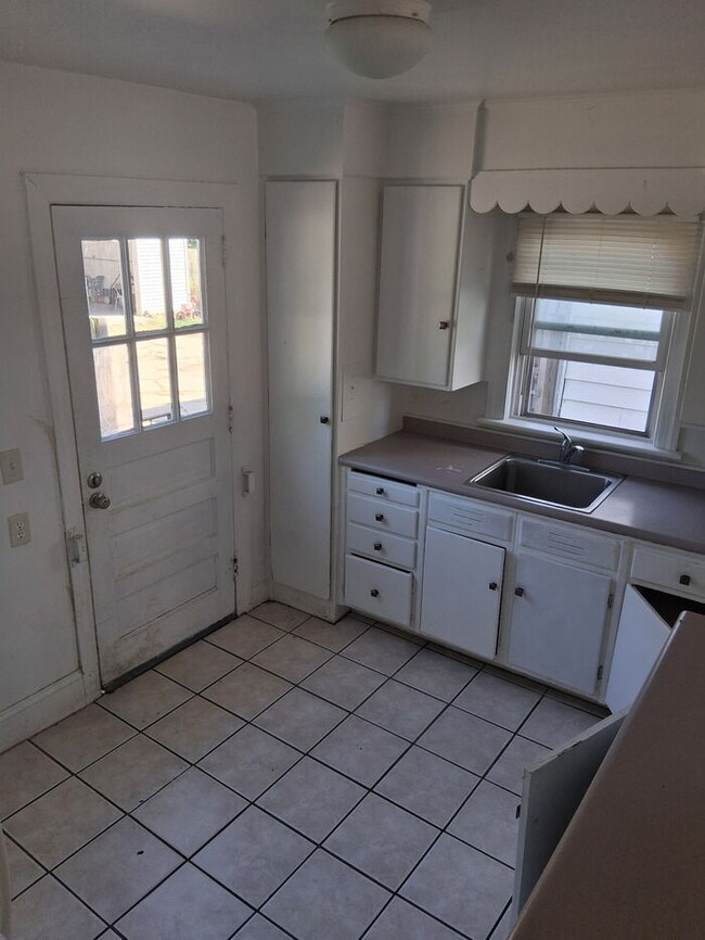 Building Photo - Charming 2-Bedroom Home in Rockford – Upda...