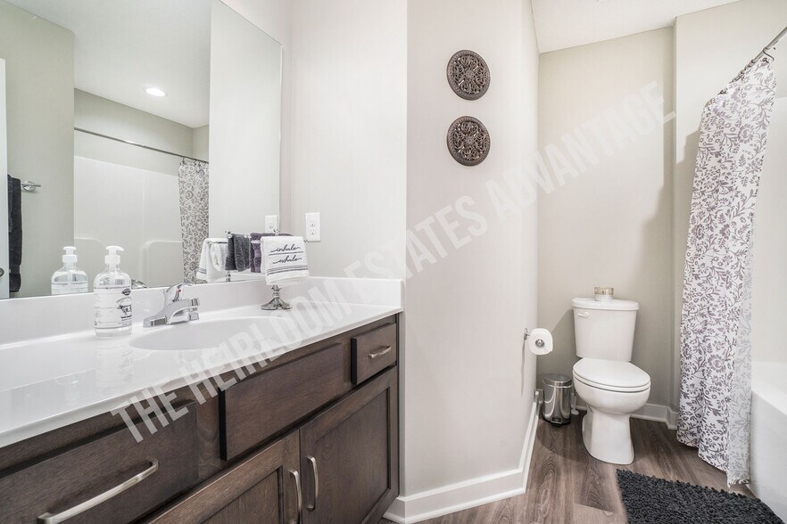 Building Photo - 341 N 5th Ter