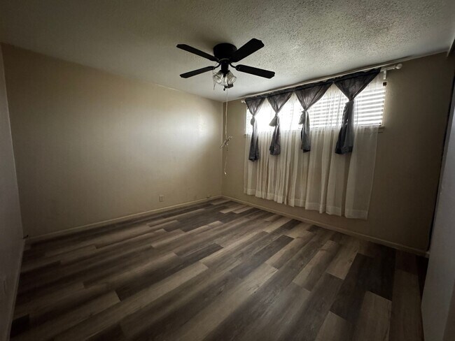 Building Photo - Charming and spacious Needles HOME