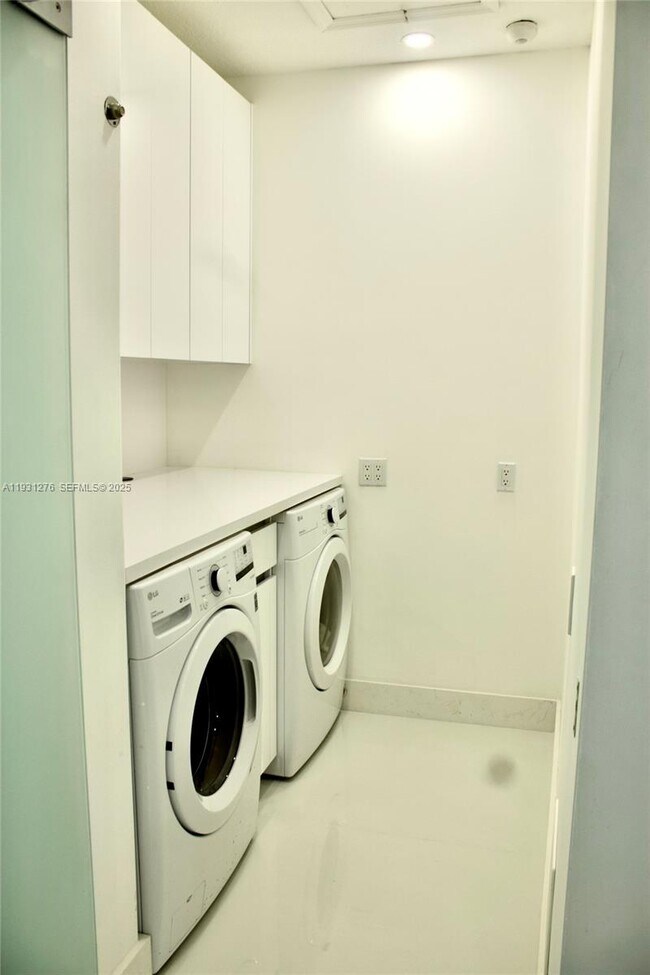 Building Photo - 16056 SW 66th Terrace