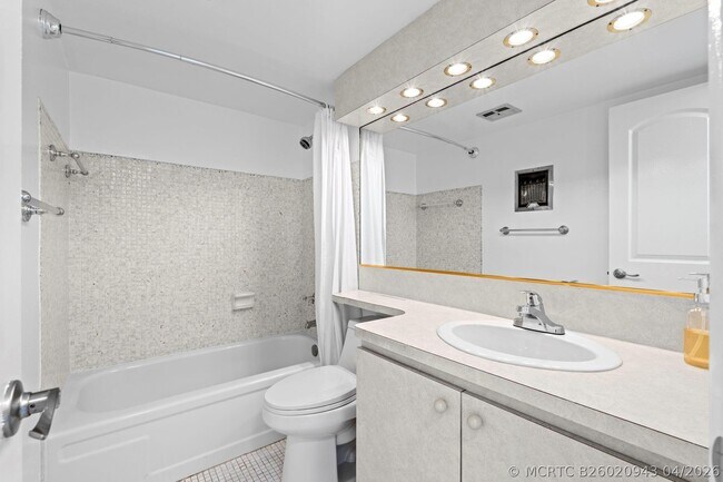 Building Photo - 581 Blue Heron Dr