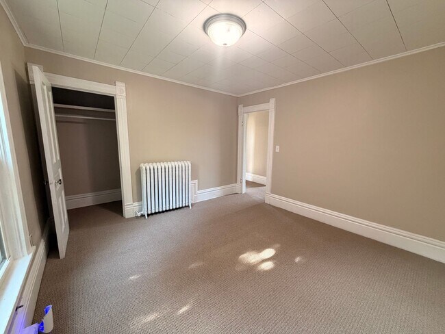 Building Photo - Two Bedroom Upper Apartment in Walker!
