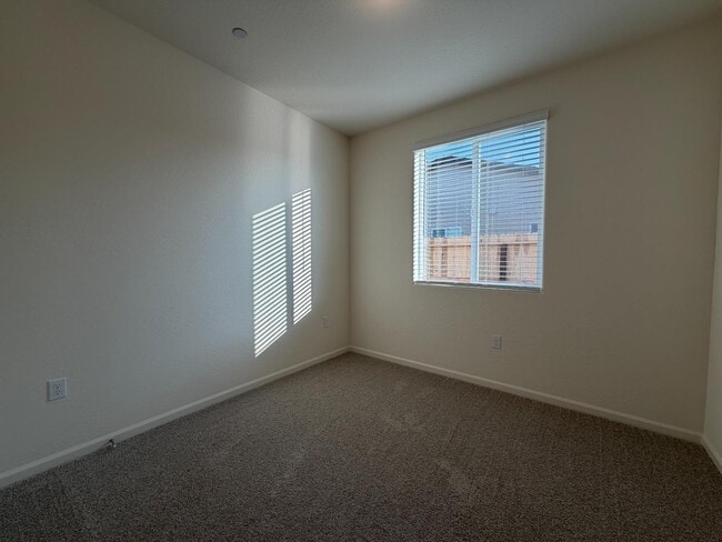 Building Photo - 2173 N Renn Ave