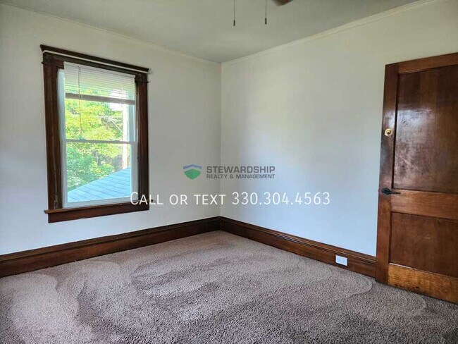 Building Photo - 687 Allyn St