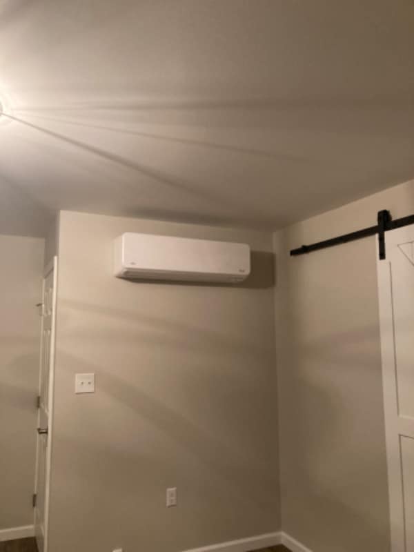 Building Photo - 1050 Stonybridge or Stoneybridge Dr