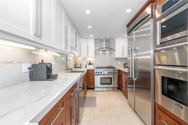 Building Photo - 3140 S Ocean Dr