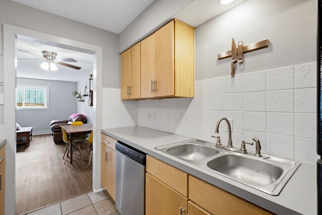 Building Photo - 2 Bed 1 Bath Condo by UT and CapMetro Stop