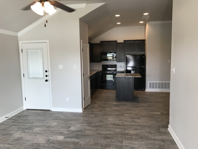 Building Photo - 2 bed/2 bath Duplex - Ready 1/14/2026 - Text 201-231-7228