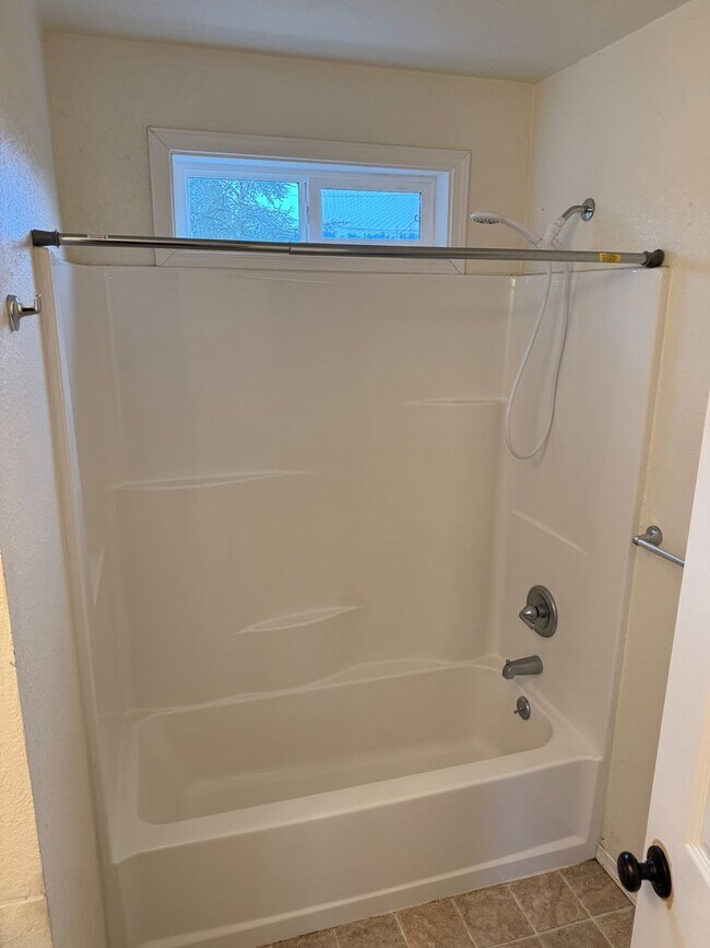 Building Photo - Updated 2 bedroom 1 bathroom house in Springfield!