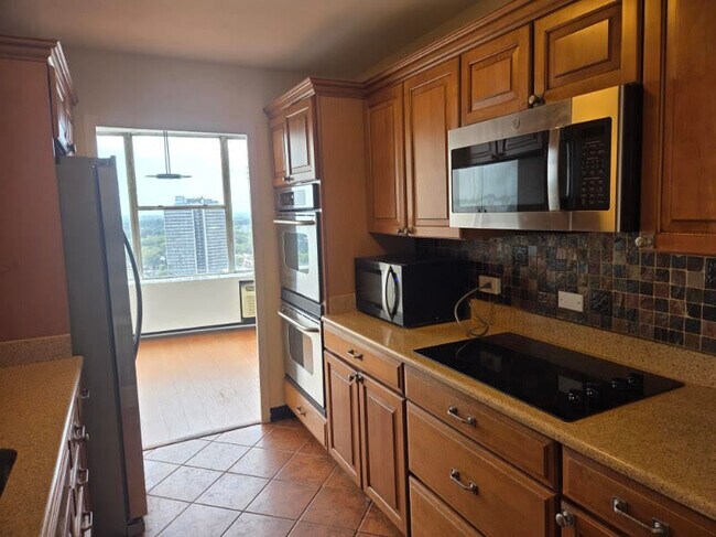 Building Photo - 5757 N Sheridan Rd