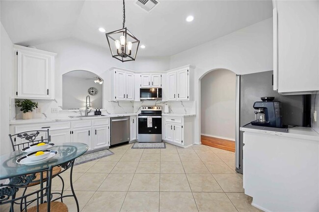 Building Photo - 6018 Lynwood Banks Ln