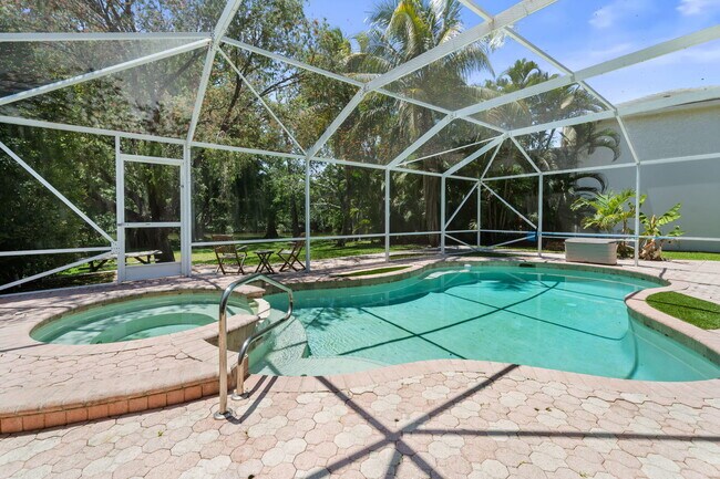 Building Photo - 1527 S Club Dr