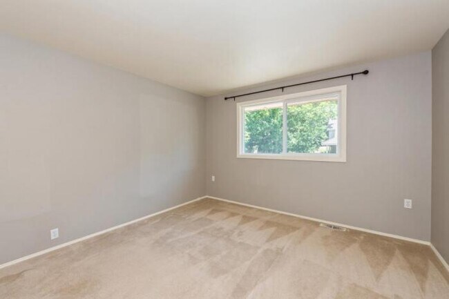 Building Photo - 3 bedroom in Bellevue WA 98007