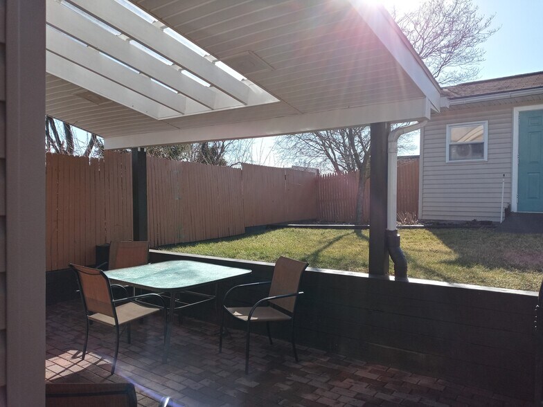Patio with table and chairs - 14 High St