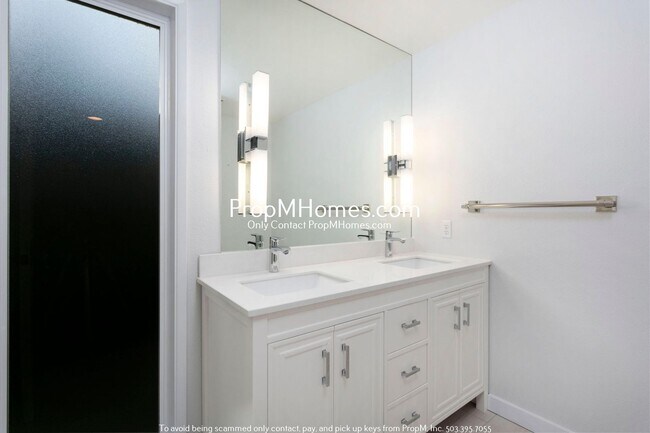 Building Photo - Updated Three Bedroom Gem in Lake Oswego!