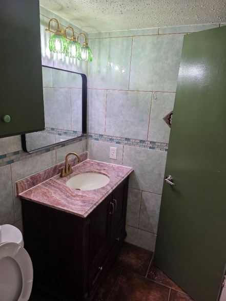 Building Photo - 115 W Koenig Ln