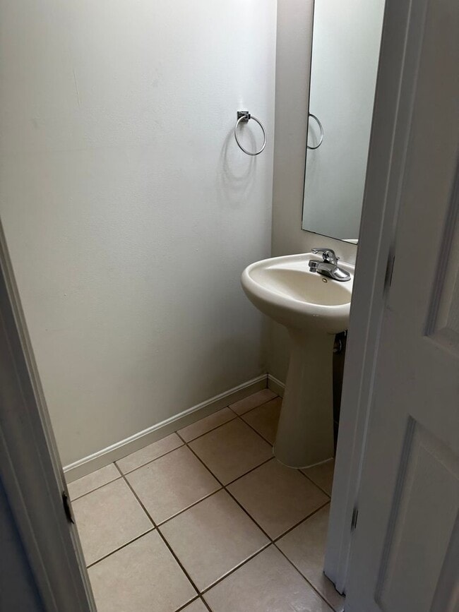 Building Photo - 3334 S Oaklawn Cir