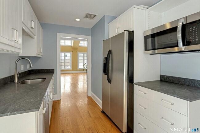 Building Photo - 19 Robin Hood Ln