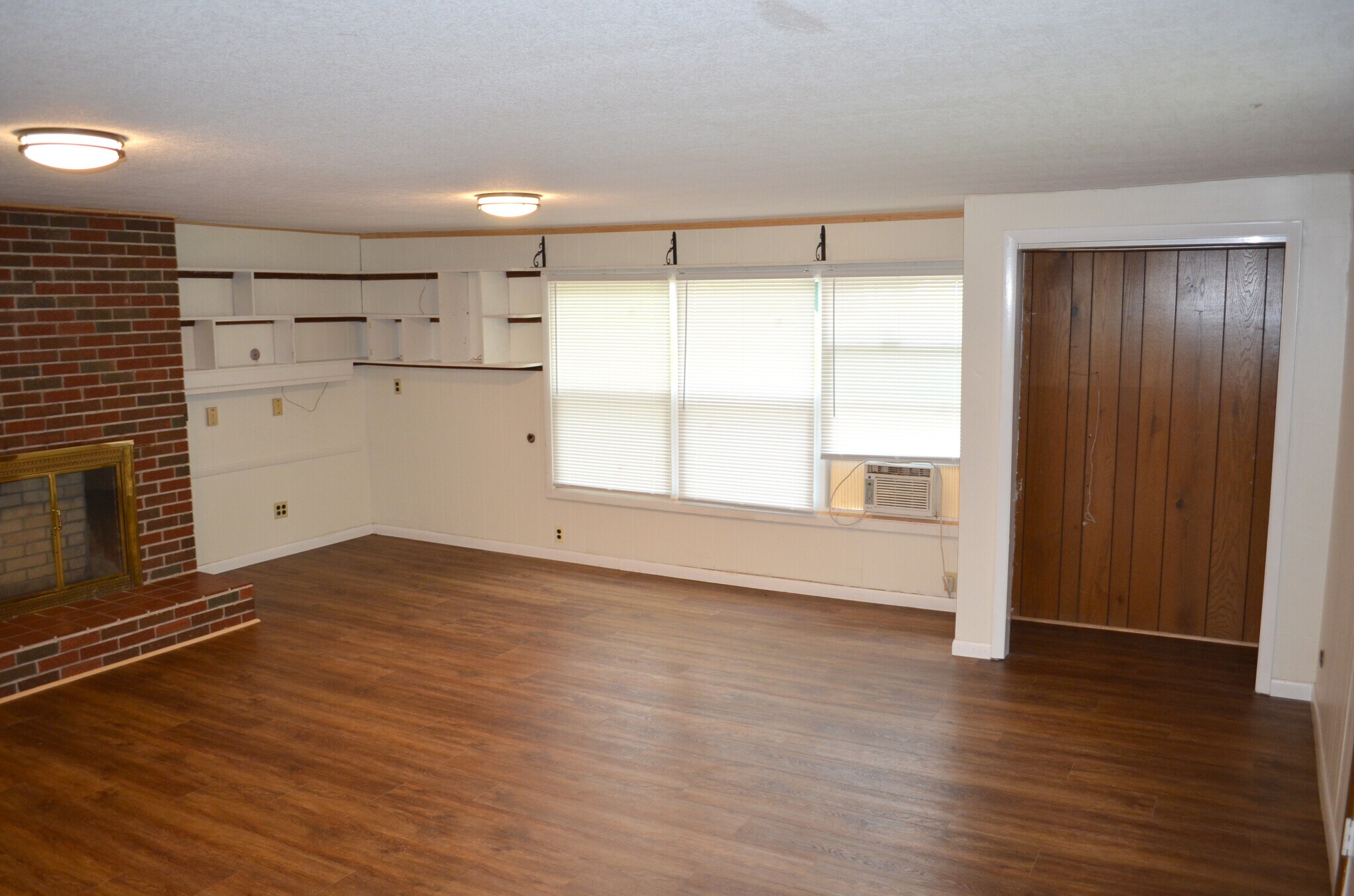 Building Photo - 19 E Clearview Dr