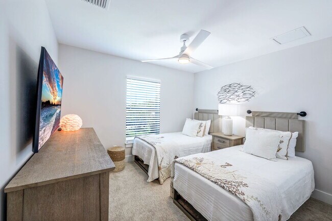 Building Photo - Relaxation & Recreation Await in This Napl...