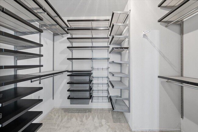 Building Photo - 633 Fairway