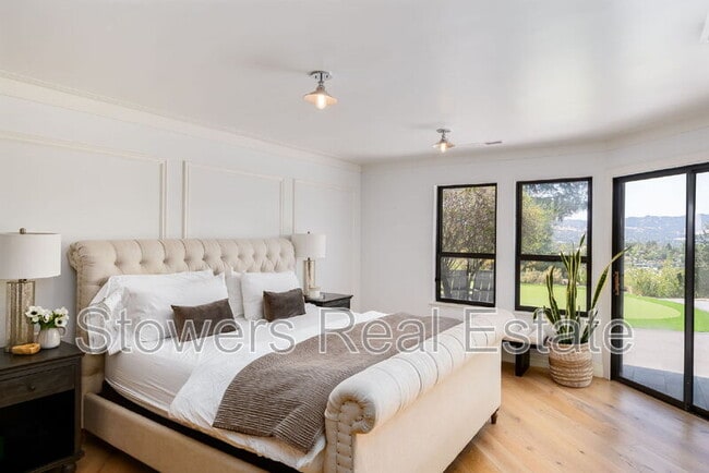 Building Photo - 357 La Casa Via
