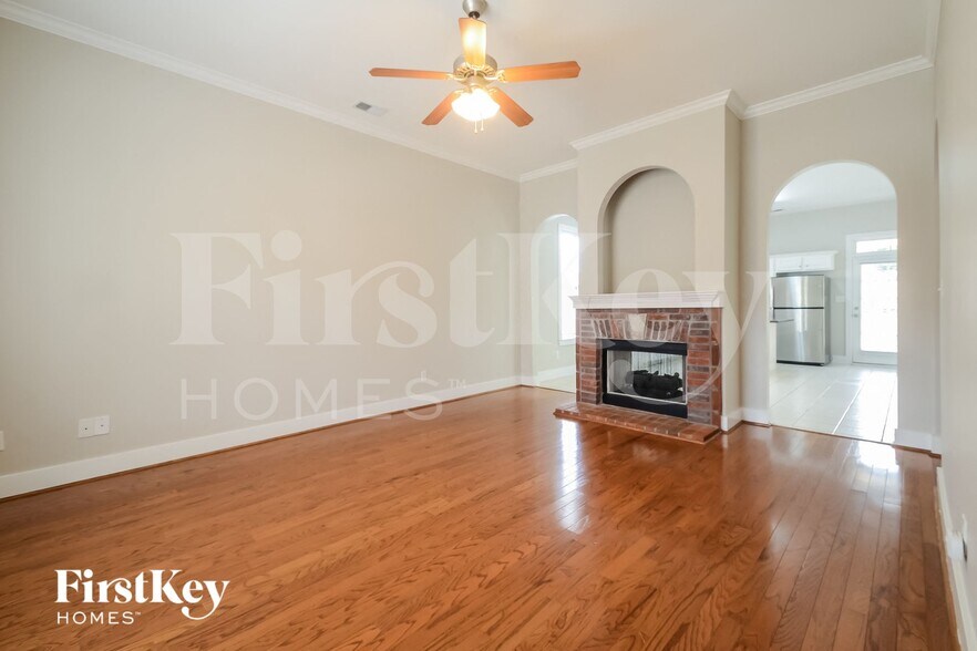 Building Photo - 4587 Clubview Dr