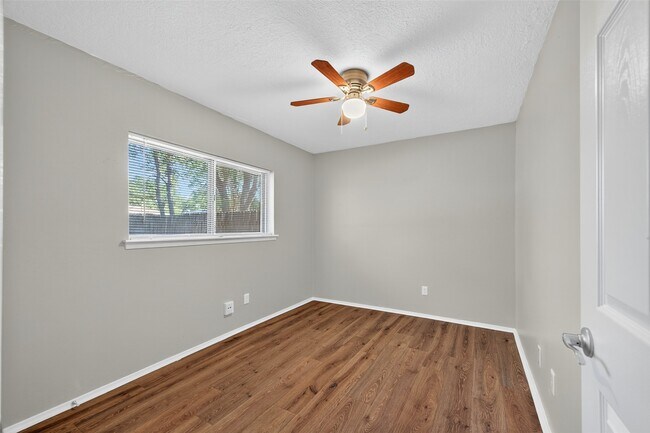 Building Photo - 811 Lochmoor Ln