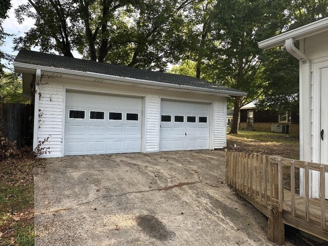 Building Photo - "Charming 2-Bedroom with 2 Full Baths in t...