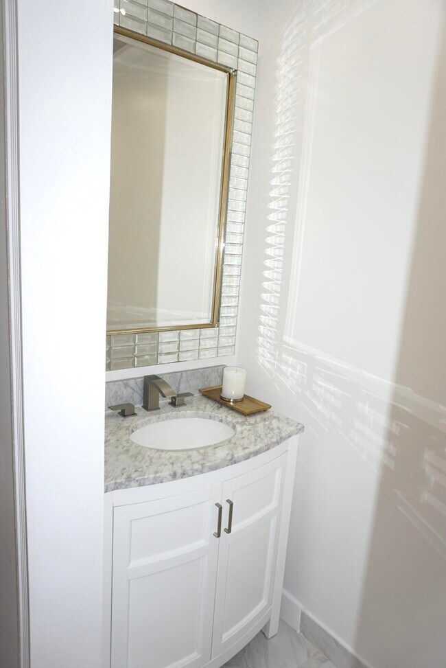 Building Photo - 403 Pinegrove Ave