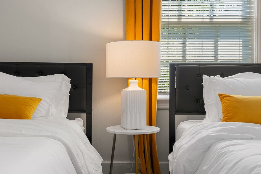 Building Photo - 1707 1st Terrace