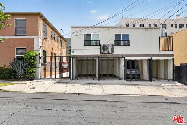 Building Photo - 314 N St Andrews Pl