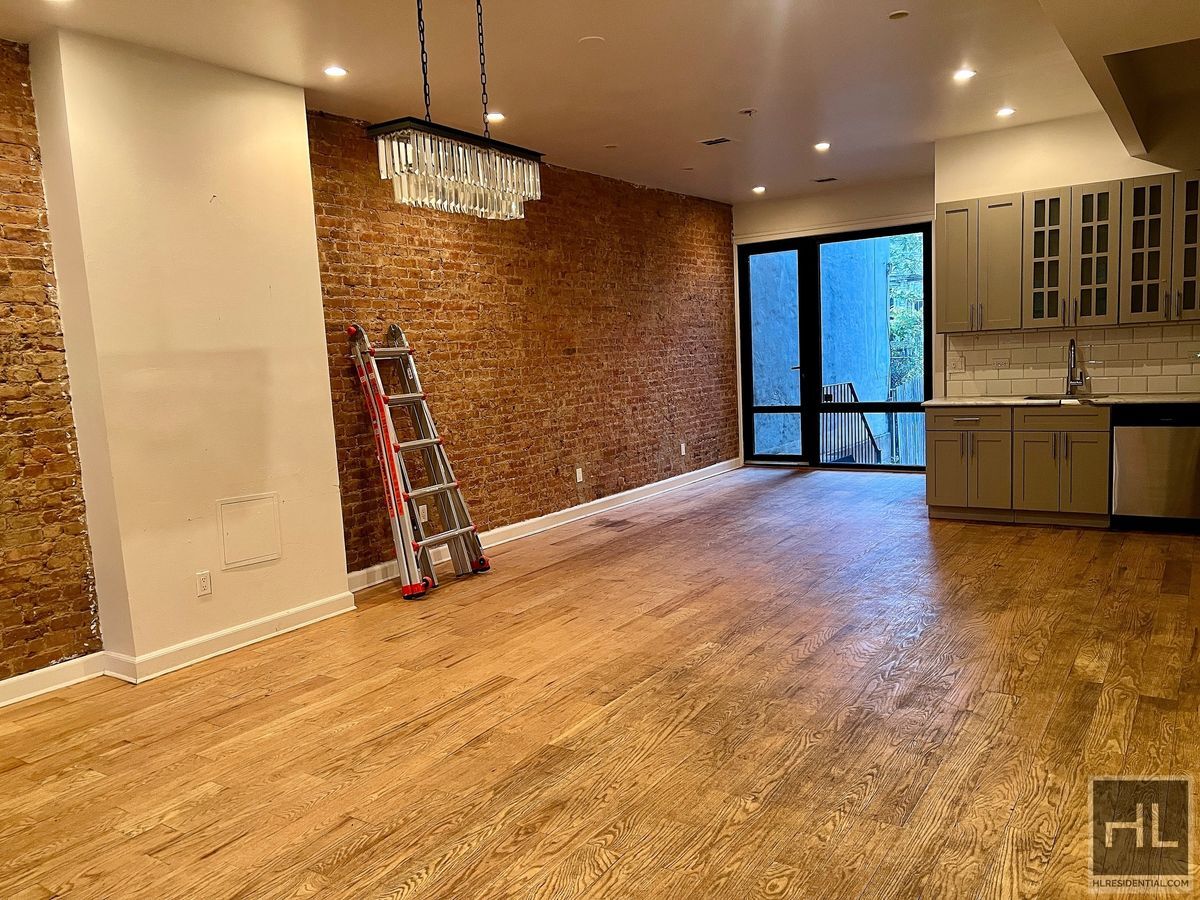 Building Photo - 4BR 3BA Historic Limestone Duplex In Crown...