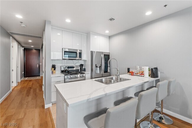 Building Photo - 4525 Dean Martin Dr