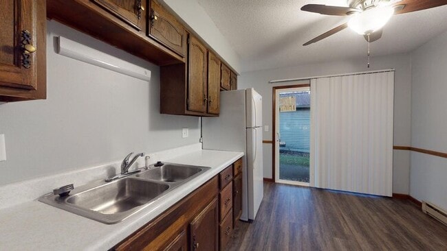 Kitchen - 614 Fishlock Ave