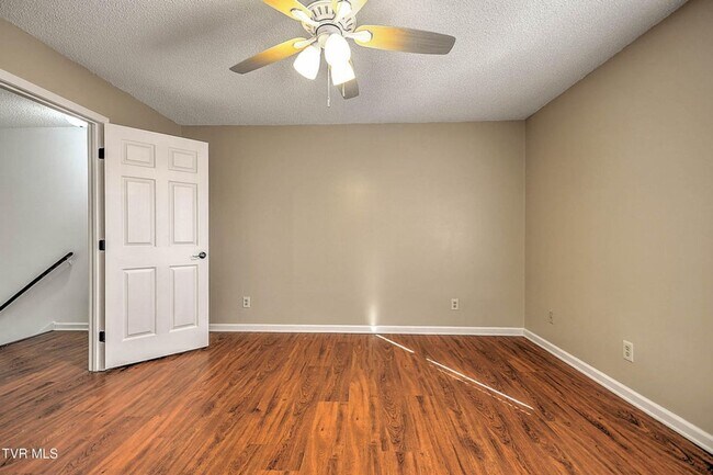 Building Photo - 2 Bedroom 1.5 Bath Townhome for Rent