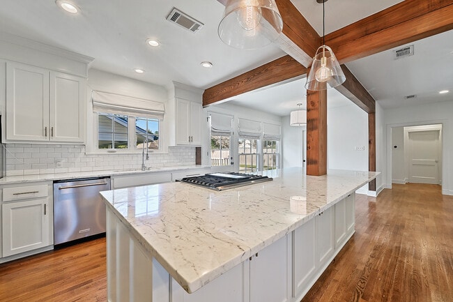 Building Photo - 1566 Country Club Dr
