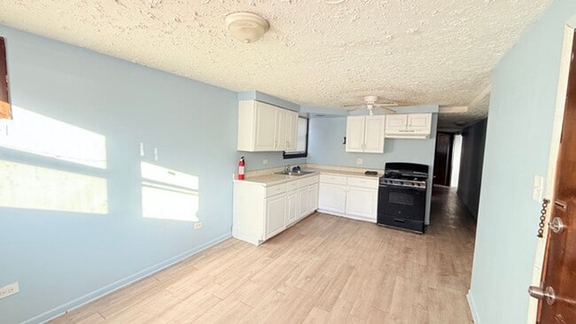 Building Photo - 15020 Woodlawn Ave