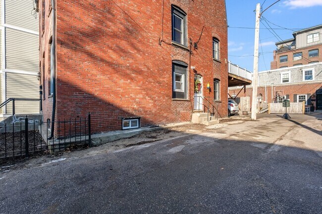 Building Photo - 874 E 2nd St