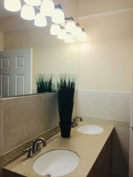 Bathroom 1 - 202 Green St