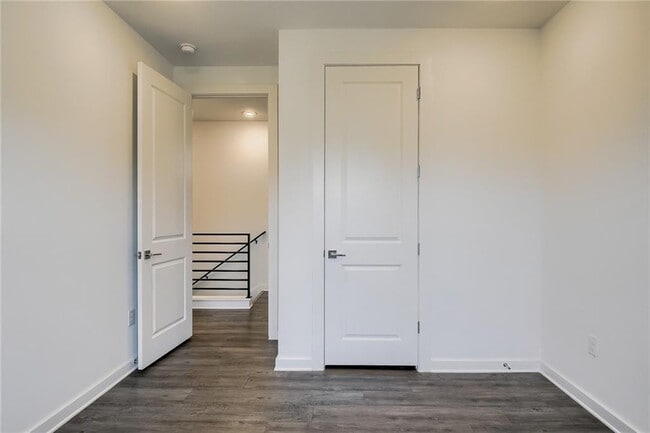 Building Photo - 2624 Metcalfe Rd