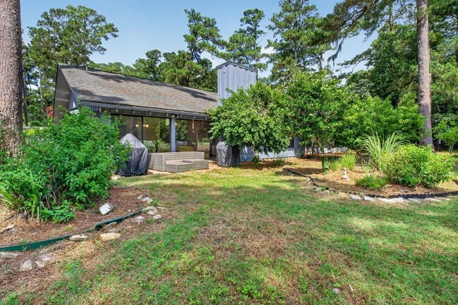 Building Photo - 30 Village Green Cir